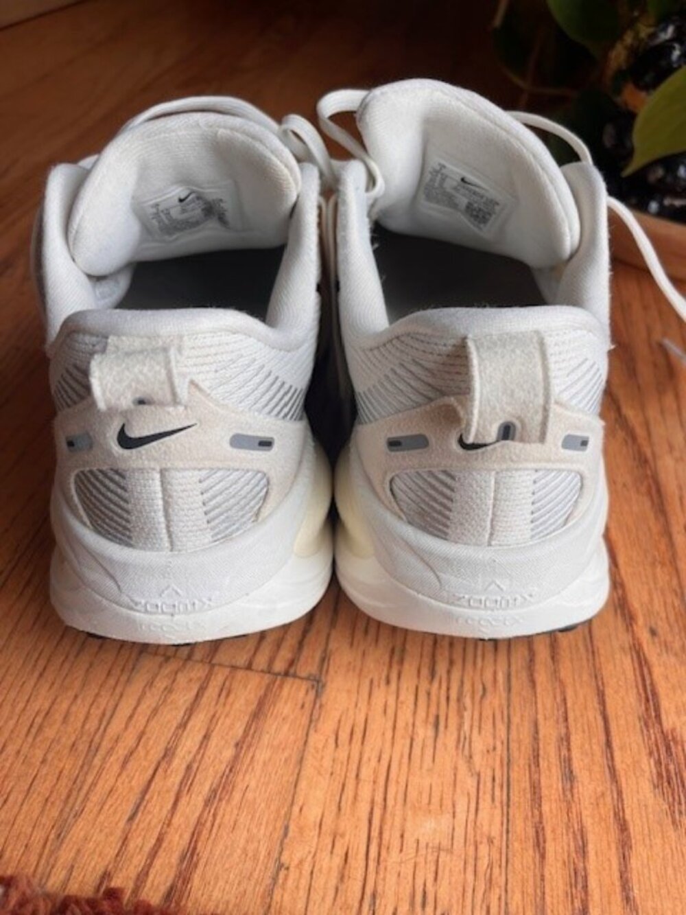 Nike Vomero 18 Women's Running Shoes (size 7) - Picture 6 of 6